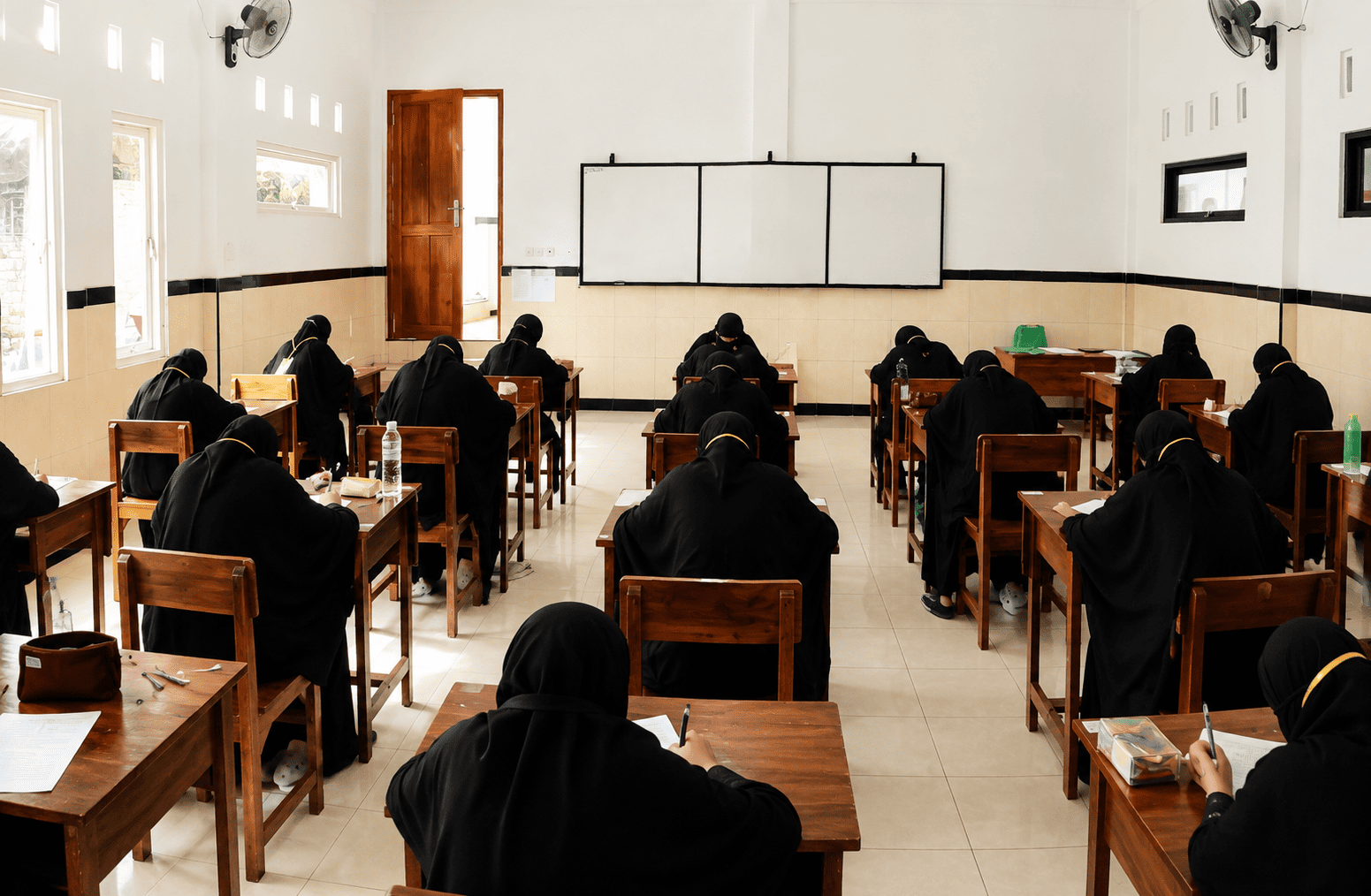 Dari Membaca ke Menulis: Upaya Menjembatani Kesenjangan Keterampilan Bahasa Arab dengan TIKAR