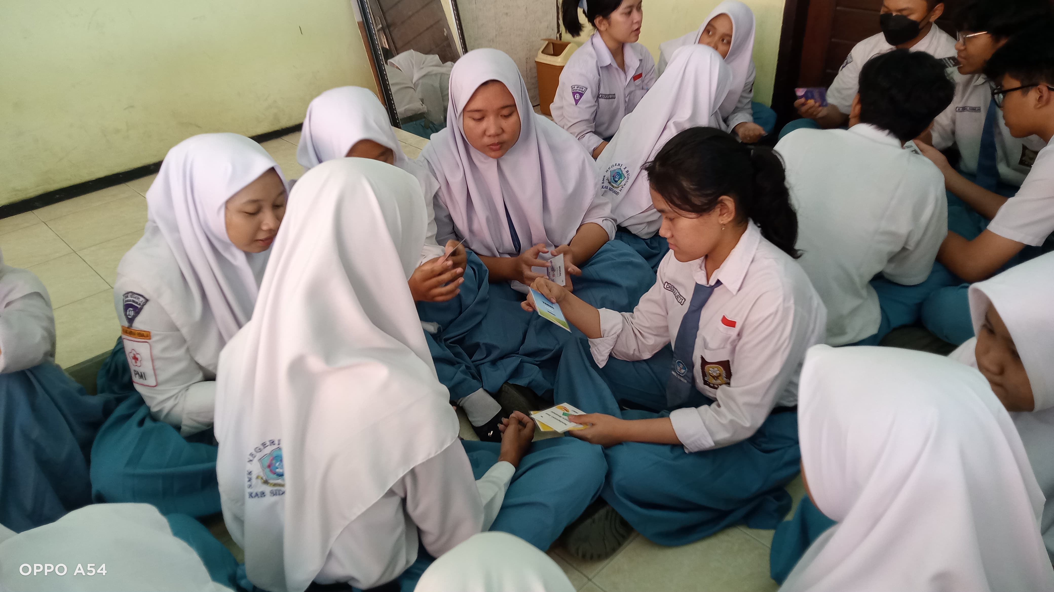 Deep Learning Keren dengan Media Bilingual Card