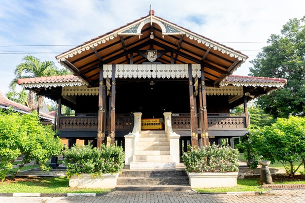 Gambar 2. Rumah Bubungan Lima Sumber : https://www.indonesia.travel/gb/en/travel-ideas/heritage/rumah-bubungan-lima/