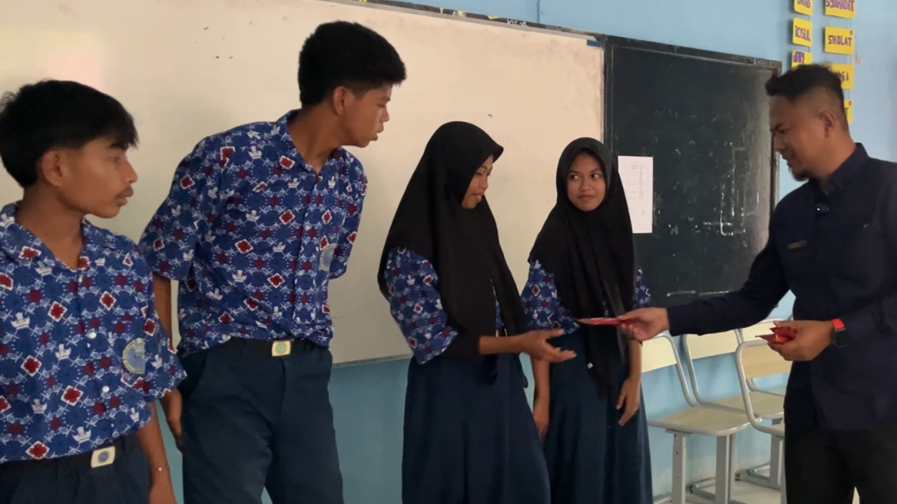 Memberikan Reward kepada semua kelompok yang sudah presentasi